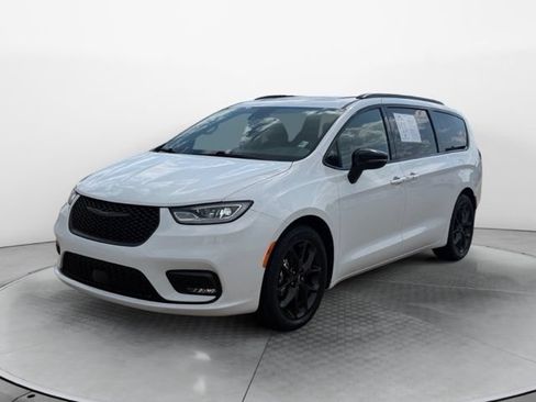 Used 2025 Chrysler Pacifica Limited FWD image 7