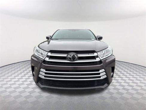 Used 2018 Toyota Highlander XLE image 2
