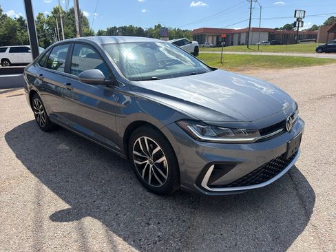Used 2025 Volkswagen Jetta SE FWD image 9