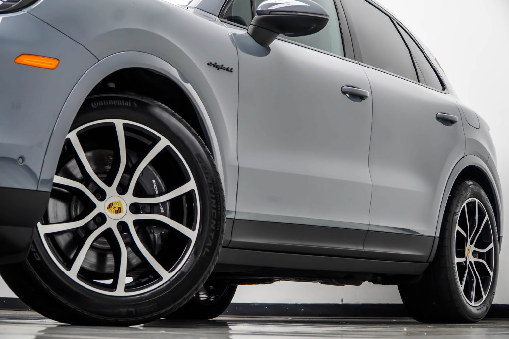 Used 2024 Porsche Cayenne AWD/4WD image 3