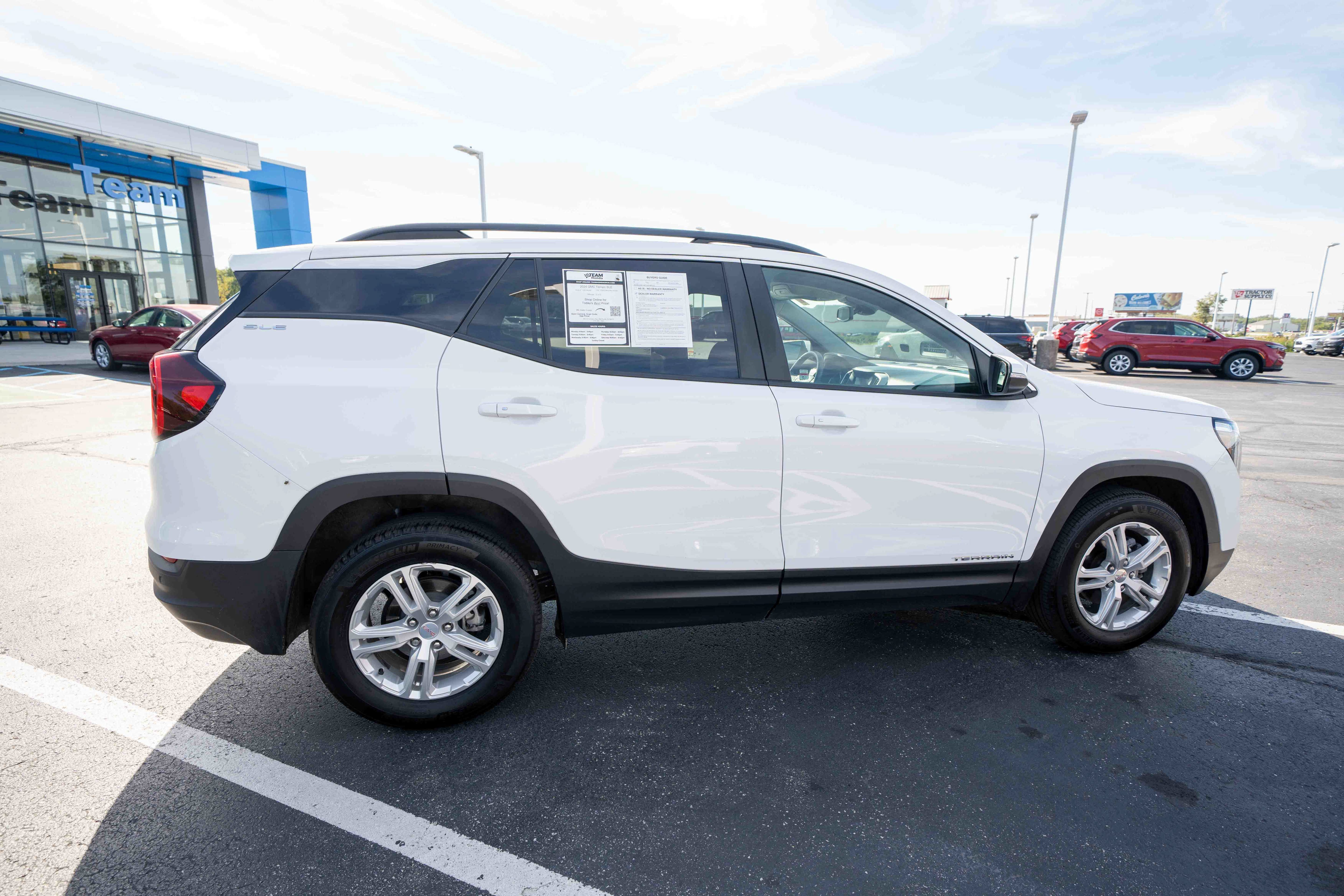 Used 2024 GMC Terrain SLE w/ Driver Convenience Package FWD image 6