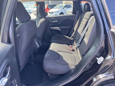 Used 2017 Jeep Cherokee Latitude w/ Comfort/Convenience Group image 14