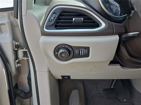 Used 2020 Chrysler Pacifica Touring-L FWD image 32