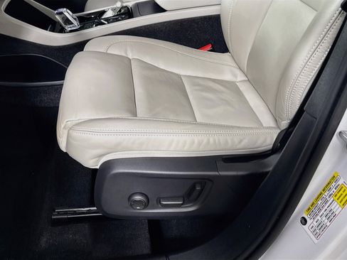 Used 2023 Volvo XC40 B5 Plus AWD/4WD image 22