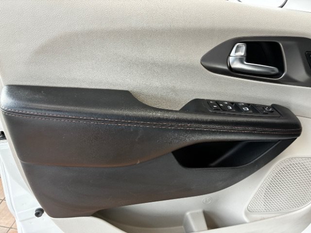 Used 2020 Chrysler Pacifica Touring-L FWD image 15