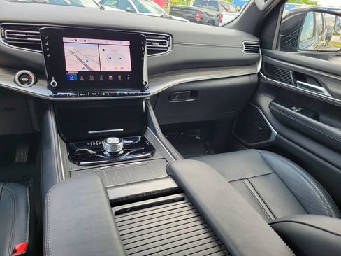 Used 2024 Jeep Wagoneer L Series II w/ Flexible Seating Group AWD/4WD image 13