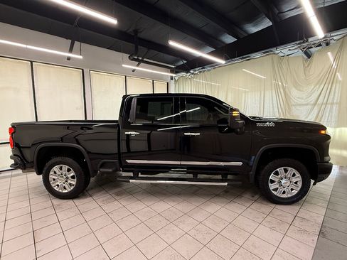 Certified 2024 Chevrolet Silverado 2500 High Country AWD/4WD image 3