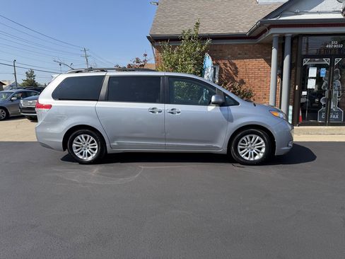 Used 2014 Toyota Sienna XLE w/ Entertainment Package FWD image 5
