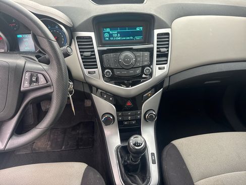 Used 2013 Chevrolet Cruze LS image 10