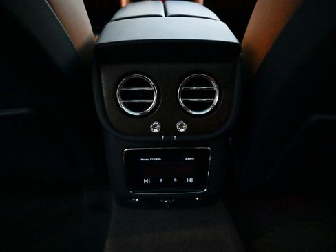 Used 2023 Bentley Bentayga image 43