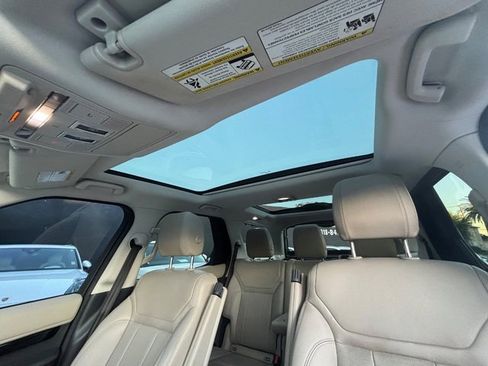 Used 2017 Land Rover Discovery SE image 44