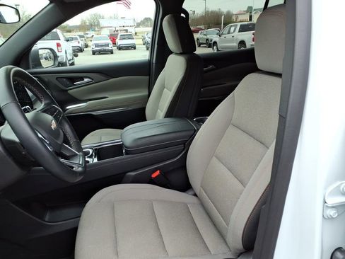 Used 2025 Chevrolet Traverse LT image 11