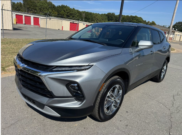 Used 2025 Chevrolet Blazer LT FWD image 2