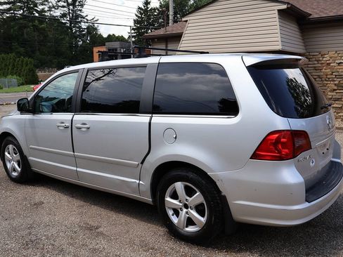 Used 2010 Volkswagen Routan SE FWD image 6