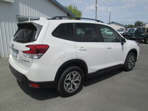 Used 2022 Subaru Forester Premium AWD/4WD image 6