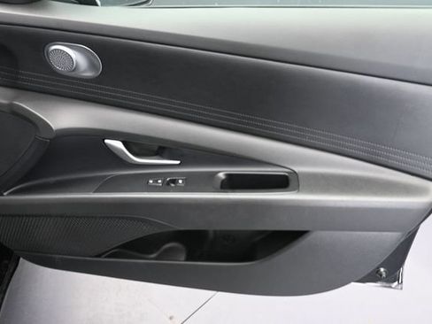 Used 2025 Hyundai Elantra SE FWD image 32