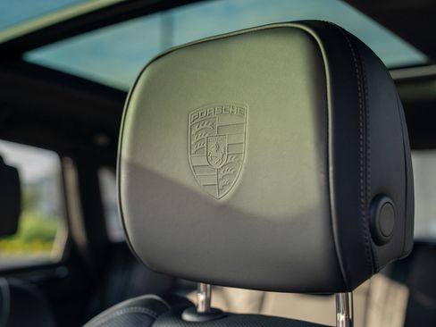 Certified 2022 Porsche Macan AWD/4WD image 13