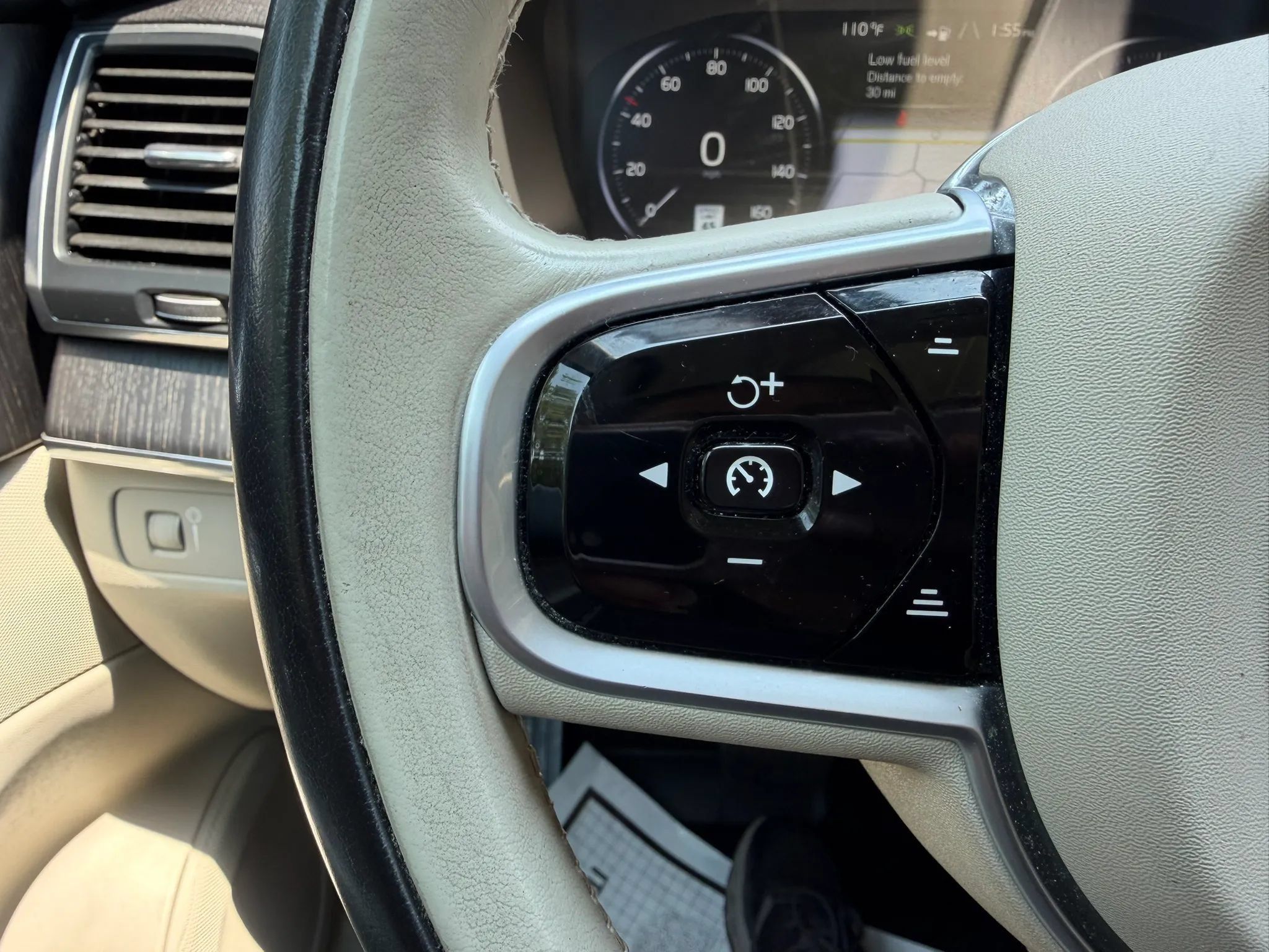 Used 2020 Volvo XC90 T6 Momentum w/ Protection Package Premier AWD/4WD image 29