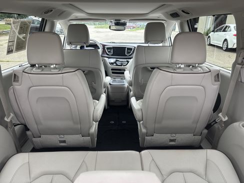 Used 2019 Chrysler Pacifica Limited w/ Advanced Safetytec Group FWD image 9