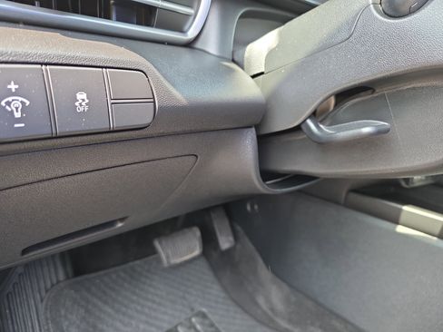 Used 2025 Hyundai Elantra SEL image 24