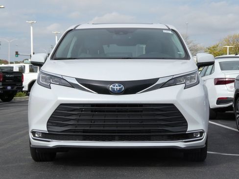 Used 2023 Toyota Sienna XLE image 21