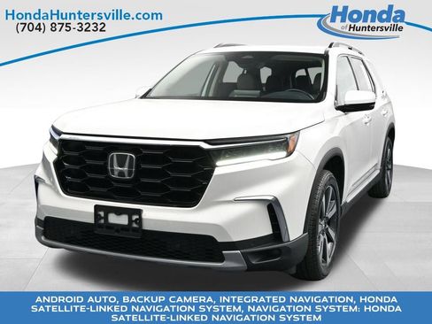 Used 2025 Honda Pilot Touring image 2