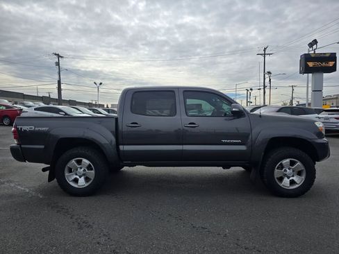 Used 2014 Toyota Tacoma w/ TRD Sport Package image 5