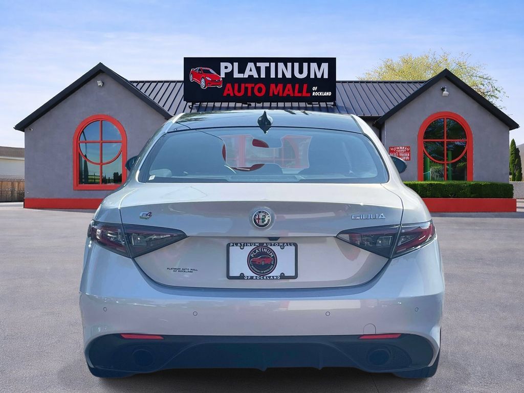 Used 2025 Alfa Romeo Giulia AWD image 6