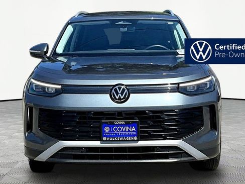 Used 2025 Volkswagen Tiguan SE FWD image 2
