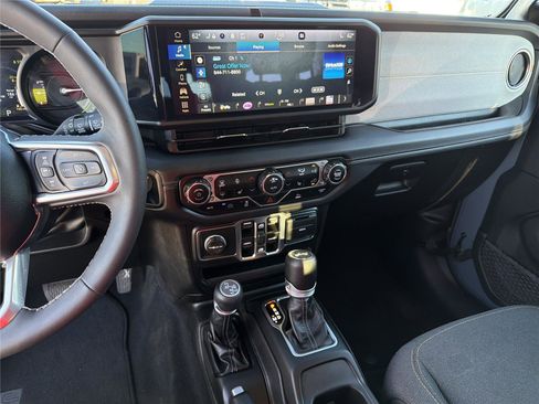 Used 2025 Jeep Wrangler Sahara image 27