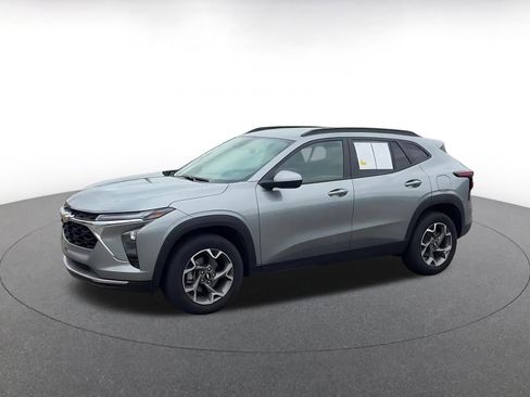 Used 2025 Chevrolet Trax LT w/ LT Convenience Package FWD image 6