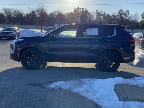 Used 2022 Mitsubishi Outlander SE image 4