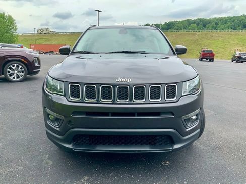 Used 2019 Jeep Compass Latitude w/ Popular Equipment Group AWD/4WD image 3