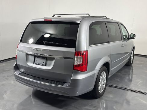 Used 2014 Chrysler Town & Country Touring FWD image 5
