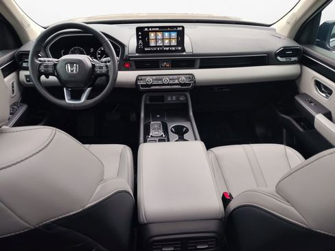 Used 2025 Honda Pilot Touring image 3