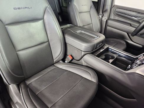 Used 2023 GMC Yukon XL Denali AWD/4WD image 11