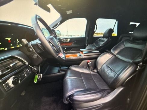 Used 2018 Lincoln Navigator Premiere image 9