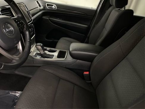 Used 2019 Jeep Grand Cherokee Laredo w/ 18" Wheel & 8.4" Radio Group AWD/4WD image 10