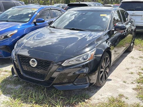 Used 2021 Nissan Altima 2.5 SR w/ SR Premium Package FWD image 3