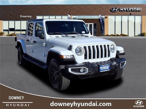 Used 2023 Jeep Gladiator Overland image 3