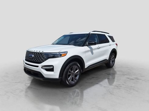 Used 2024 Ford Explorer XLT w/ Equipment Group 202A AWD/4WD image 4
