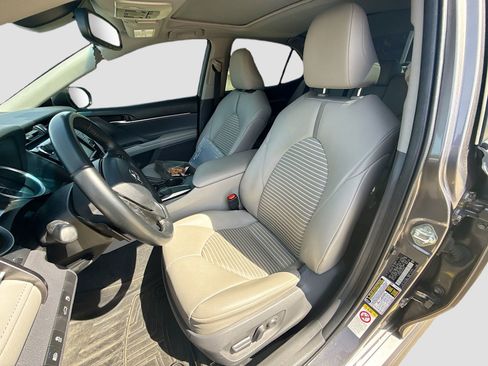 Used 2018 Toyota Camry SE w/ Moonroof Package FWD image 13