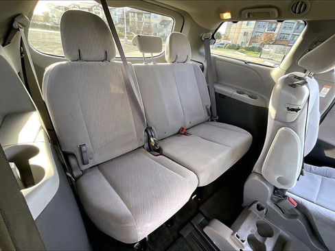 Used 2017 Toyota Sienna LE image 26