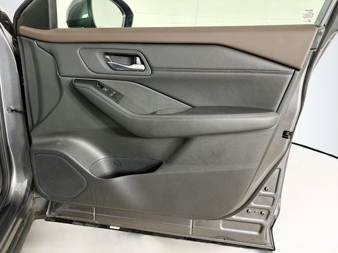 Used 2023 Nissan Rogue SV w/ SV Premium B Package image 32