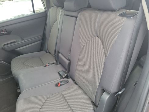 Used 2024 Toyota Highlander LE image 11