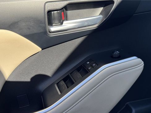 Certified 2024 Toyota Highlander XLE image 5