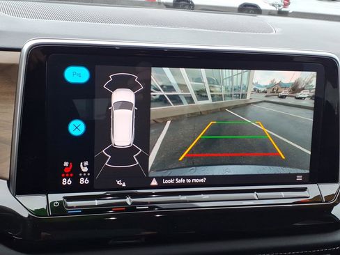 Certified 2025 Volkswagen Atlas SE image 18