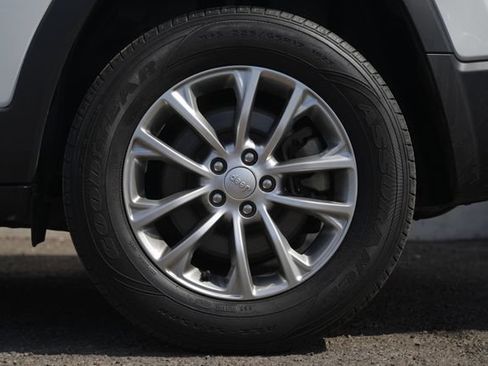 Used 2021 Jeep Cherokee Latitude Plus AWD/4WD image 14