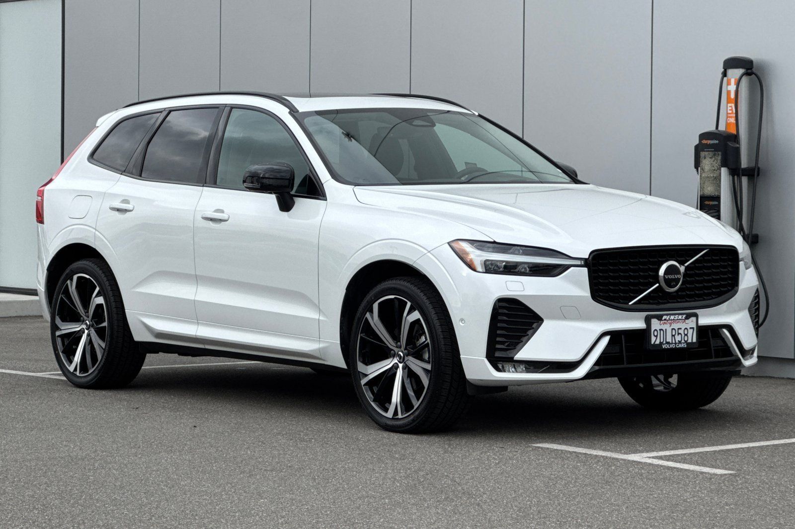 Used 2023 Volvo XC60 B5 Ultimate w/ Climate Package FWD image 7