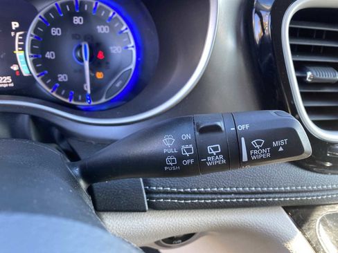 Used 2023 Chrysler Pacifica Touring-L image 23